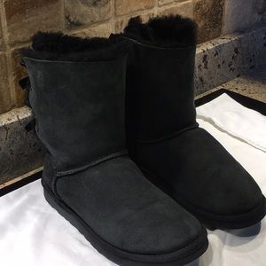 Ugg’s short Bailey Bow Size 8